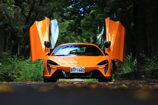 壹蘋試駕|油電合構力與美 公路體驗McLaren Artura優雅的激情