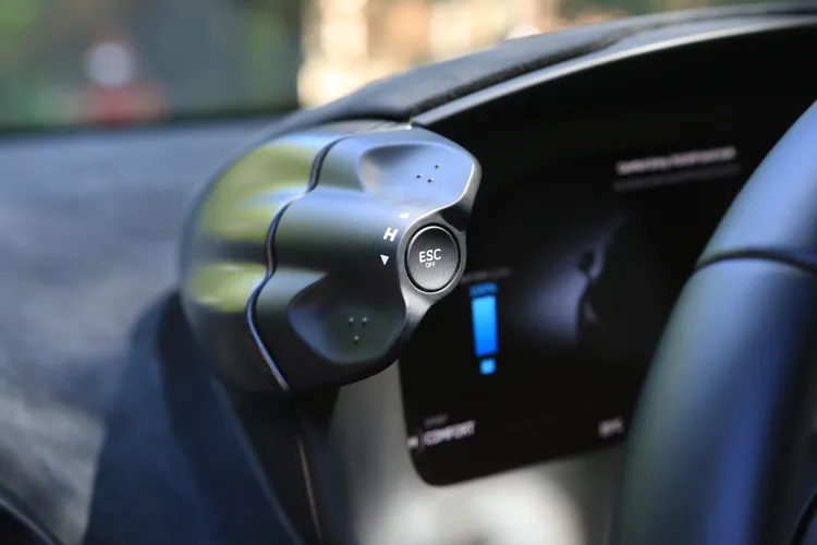 儀錶板左方的按鍵，主要調整底盤反應，俱備Comfort、Sport與Track三模式。林浩昇攝