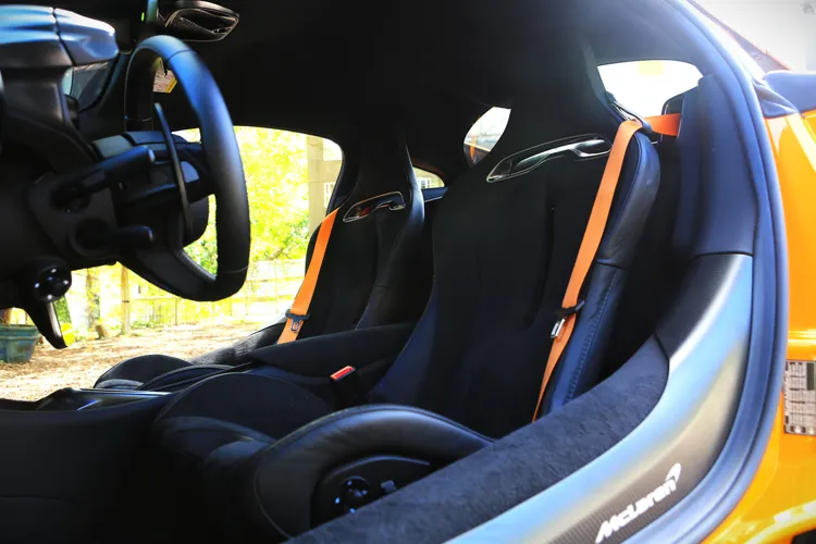 一體式的座椅在椅背採固定角度，但實際乘坐包覆性及支撐性相當出色，久坐的舒適性也有相當程度水準。林浩昇攝