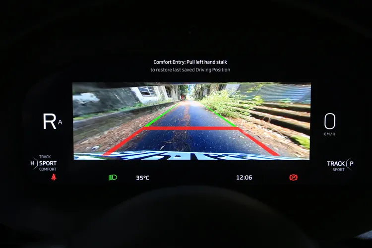 儀錶板在倒車時也能同步顯示車尾路況，對超跑駕駛者來說絕對是福音。林浩昇攝