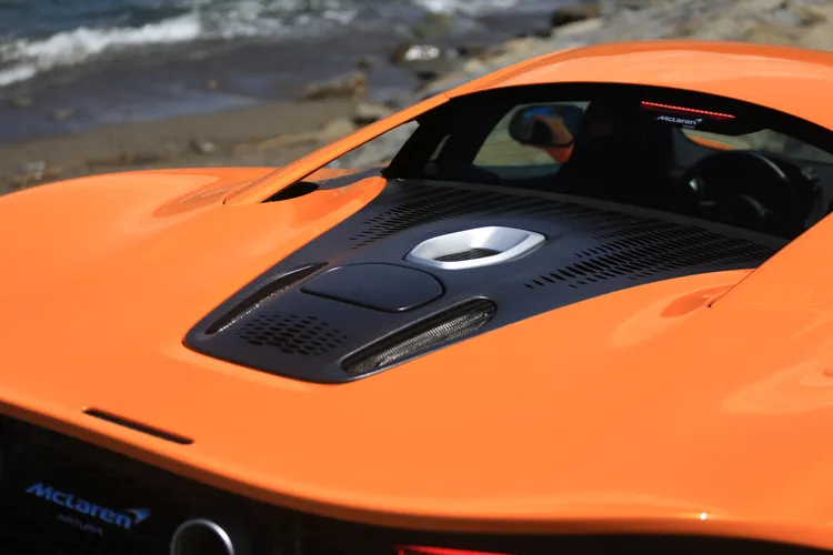 鏤空的車頂收線展現空氣力學下的力與美，引擎外緣車體為封閉式設計，想欣賞引擎結構得趁回廠保養時才有機會。林浩昇攝