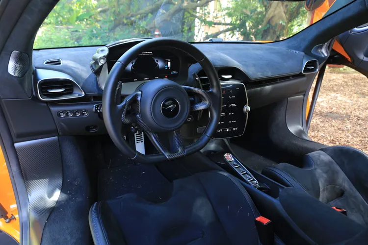 座艙設計在強調操控的同時，也因應科技趨勢加入許多人性化配備，一切控鍵安排都相當直覺就手。林浩昇攝