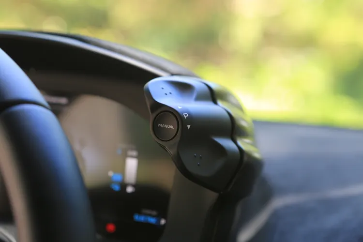 右側按鍵為動力反應，提供Comfort、Sport、Track及純電的Electric模式。林浩昇攝