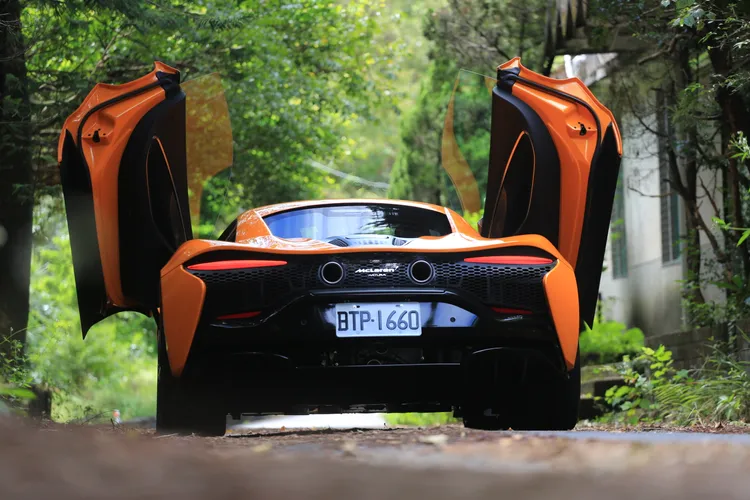 車尾透過細長型的LED尾燈、上中置式雙出排氣尾管，以及網狀的散熱區，依舊營造出濃濃的戰鬥氣息。林浩昇攝