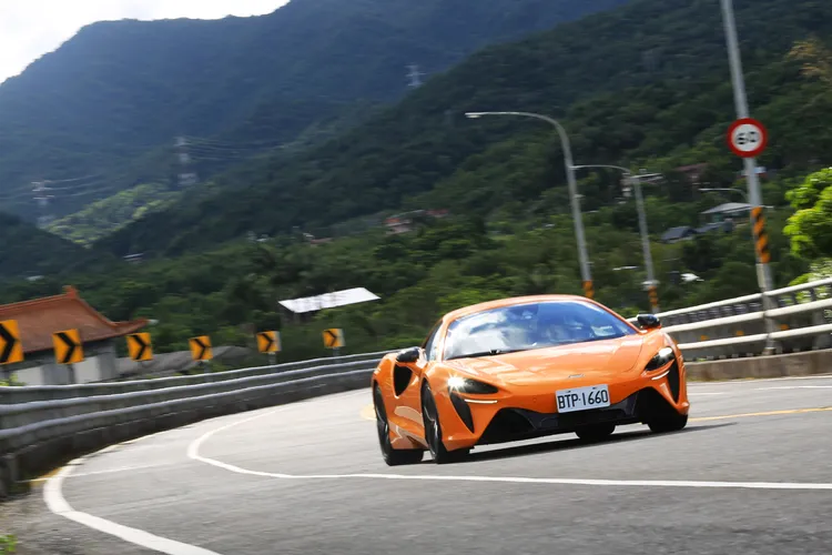 Artura的V6雙渦輪引擎約莫2200rpm時就傾巢而出的73.4kgm扭力，在渾厚的推進力之後，馬上銜接中高轉速暢快的加速延伸性，過程毫無冷場相當痛快。林浩昇攝