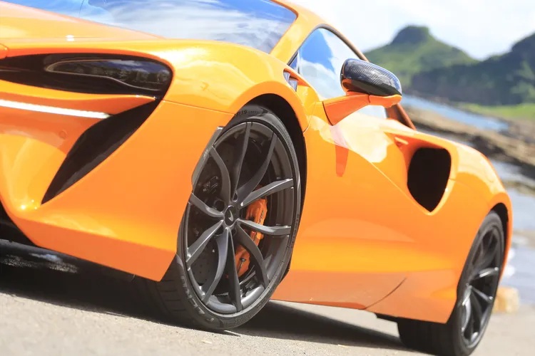 試駕車選配碳纖維後視鏡外蓋與散熱鰭片，原廠配胎為前235/35R19、後295/35R20，輪圈及卡鉗顏色也可客製化選配。林浩昇攝