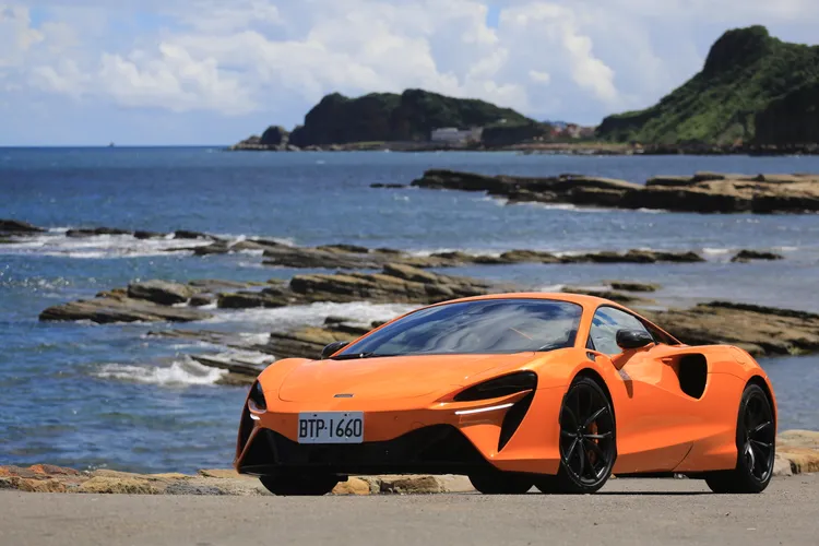 為成就空氣力學效應的低扁車身中，揉合了家族化的車頭設計，並透過具有力度的鈑件曲線，捏塑出迷人的車身線條。林浩昇攝