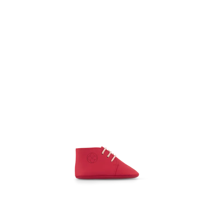 皮鞋上的鏤空處，呈現有LV標誌的花朵，價格店洽。品牌提供