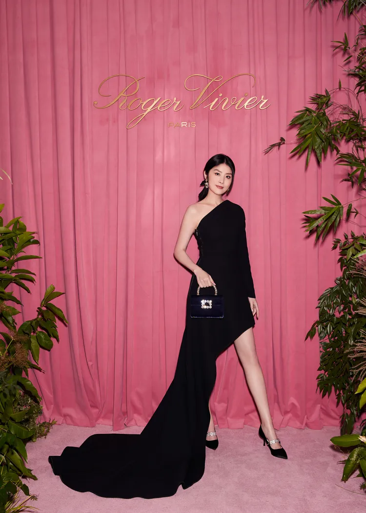 陳慧琳以斜肩設計小露半邊香肩。品牌提供
