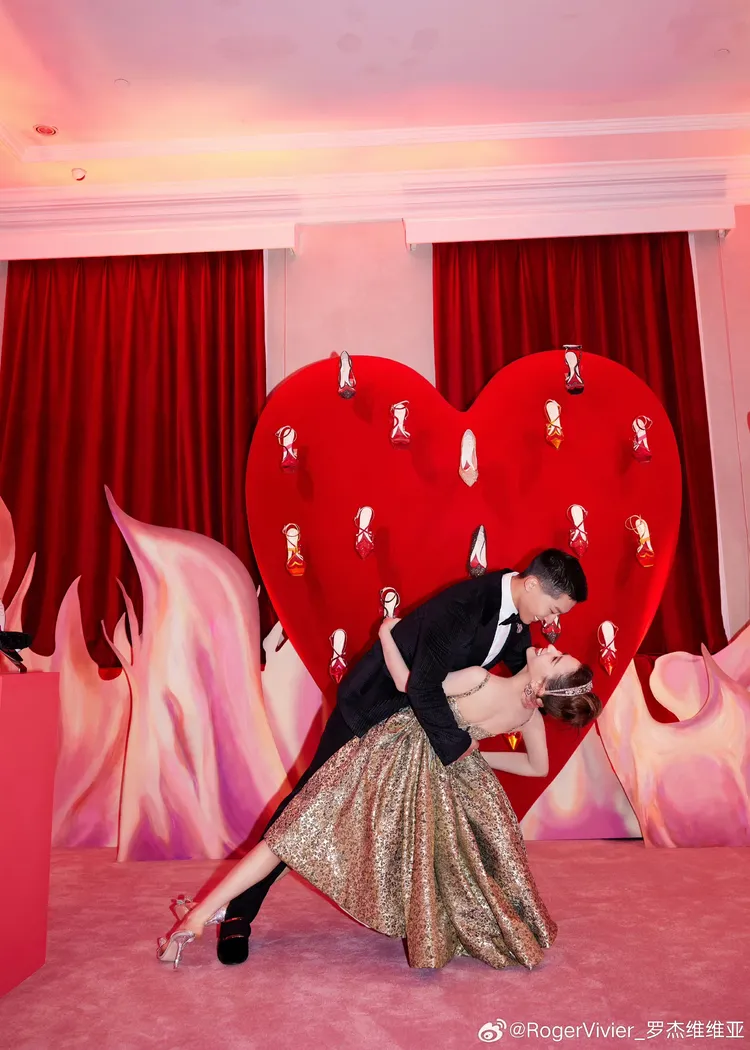 竇驍（左）與何超蓮（右）擺出唯美舞姿。翻攝Roger Vivier微博