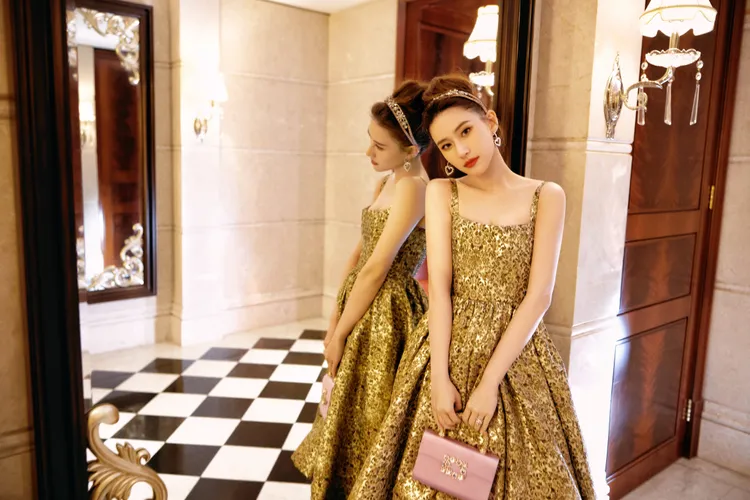 何超蓮以千金感穿搭現身。品牌提供