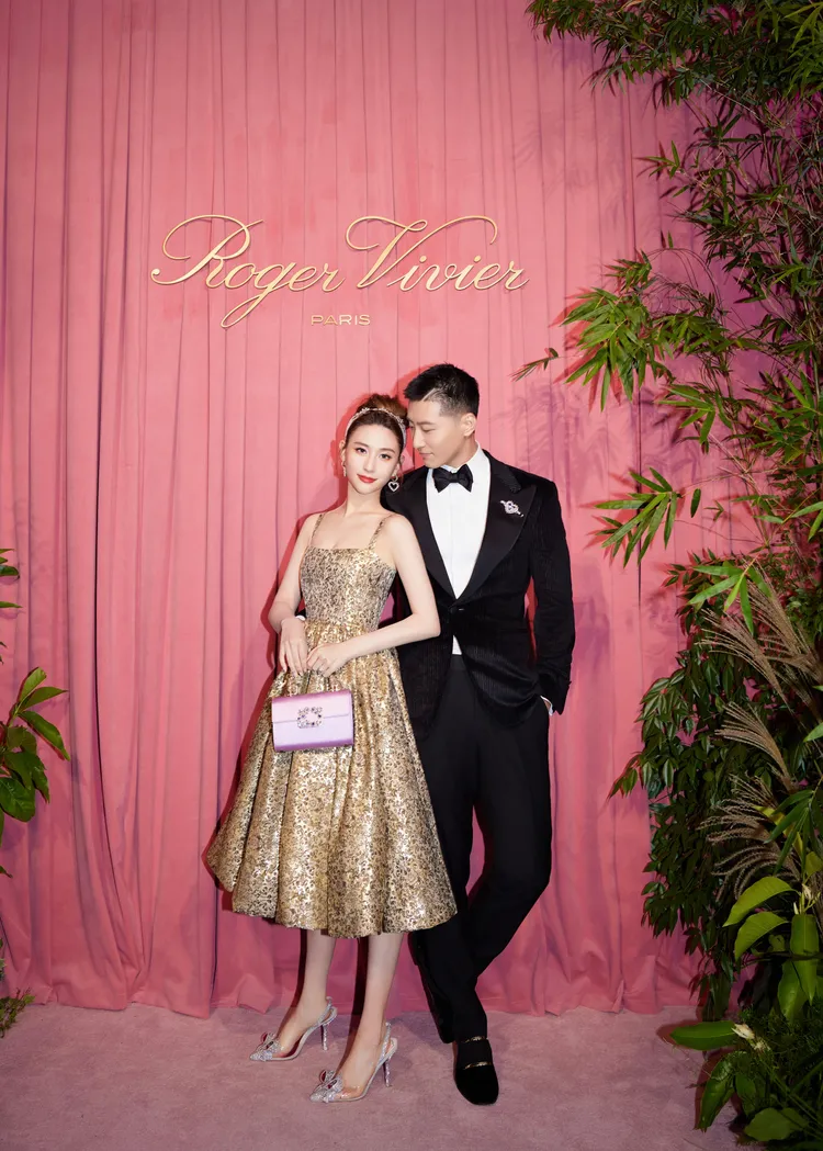 何超蓮（左）嬌俏靠在竇驍（右）身上。品牌提供