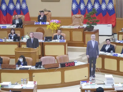 開槓！綠營議員總質詢擺侯友宜立牌諷落跑　新北局處官員沉默拒上台備詢