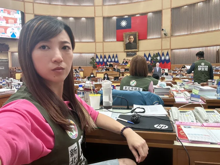 民進黨籍議員陳乃瑜不滿說，8年前朱立倫落跑時，新北市府團隊也依法接受議員質詢，唯獨侯市府團隊，可以如此囂張。翻攝自陳乃瑜臉書