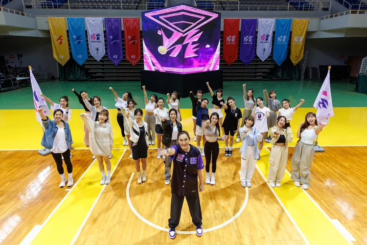 錢薇娟帶領24位女孩。好看娛樂提供