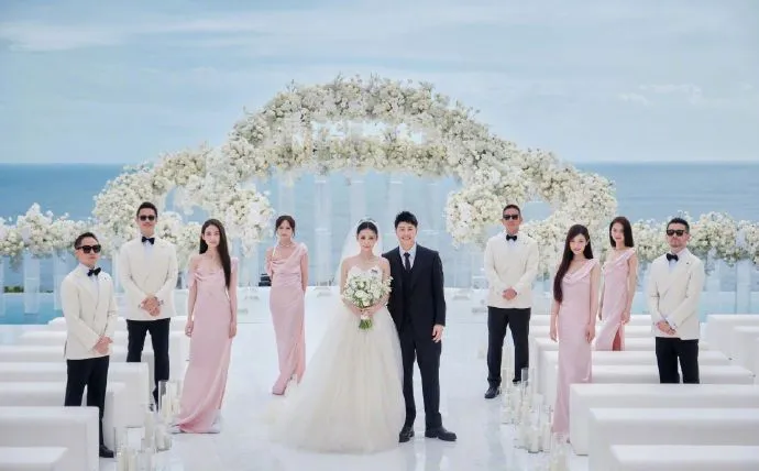 新人與伴郎、伴娘大合照。翻攝宣云小紅書