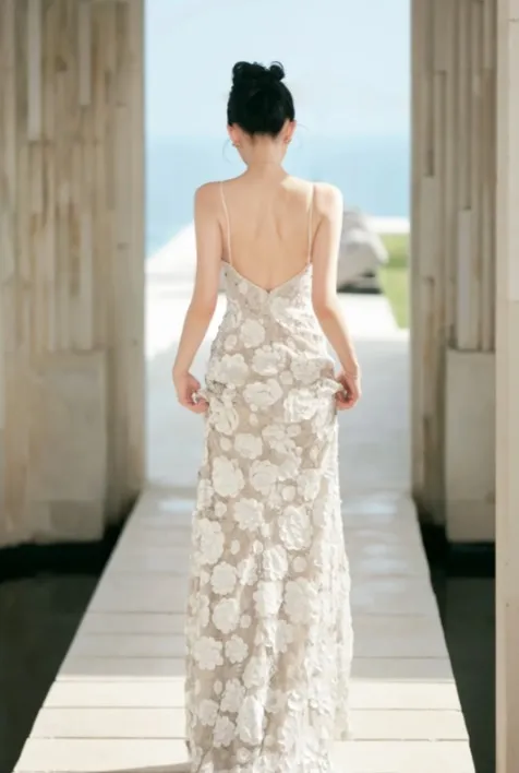 這套繡花貼身禮服展現美背及蝴蝶骨。翻攝宣云小紅書