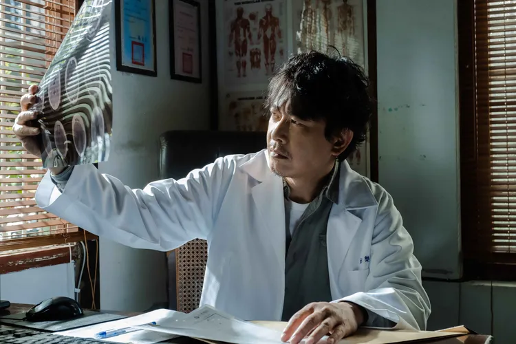 王識賢飾演醫術精湛的俠醫「杜樂生」，離開體制後在地方上開設樂樂診所。東森提供