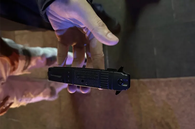 少年攜帶折疊刀逛耶誕城。翻攝畫面