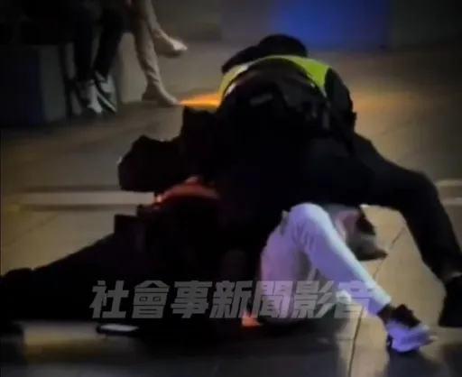 新北耶誕城爆衝突！　屁孩攜刀譙警慘遭跨坐壓制畫面曝光