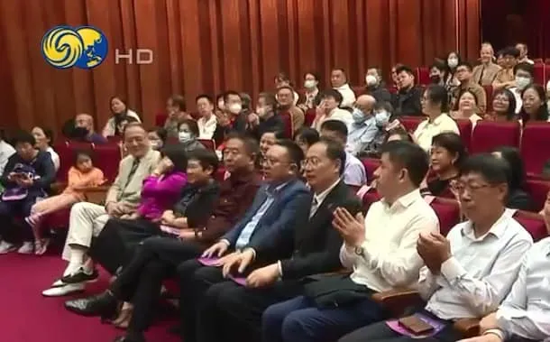 李正皓揭徐春鶯跟中國高官同框還站C位。翻攝李正皓臉書