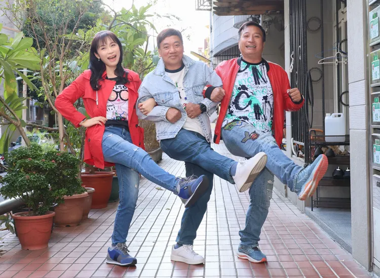 王中平、施孝榮、周子寒出席記者造勢催票。娛樂中心攝