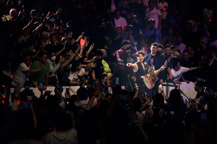 王力宏走下舞台貼近歌迷。
寬魚國際提供
