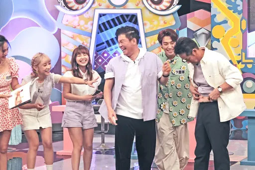 徐乃麟被拱出寫真集　不服輸摸下體「撩肚皮」拚了