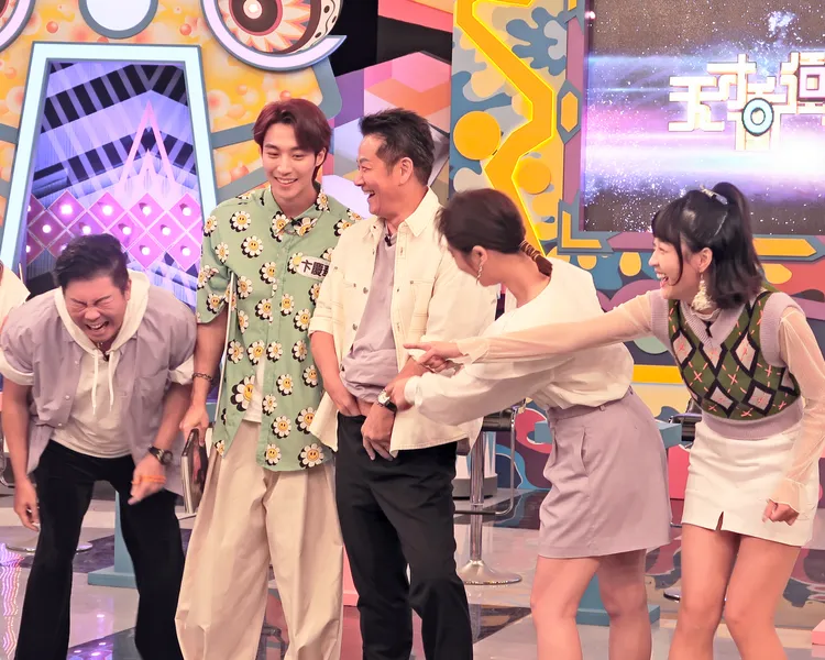 徐乃麟重現寫真集姿勢。華視提供