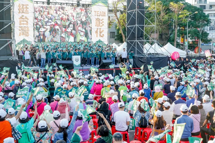 賴清德、黃秀芳競總成立，5千名支持者擠爆會場。黃秀芳服務處提供