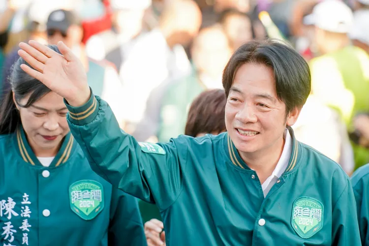 賴清德說，藍白合作只有各自的利益，與其藍白合，不如全民合，票投給賴清德才是最好的選擇。黃秀芳服務處提供