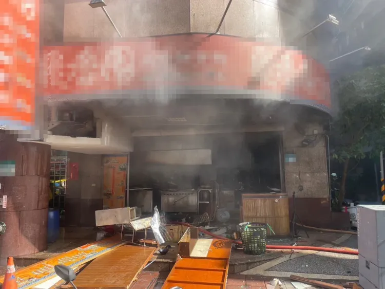 中和永貞路上一間北方麵食館氣爆，造成兩名員工燒燙傷送醫，店面炸得面目全非。翻攝畫面