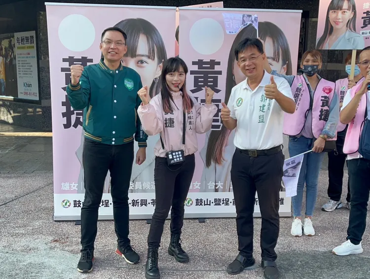 黃捷今日早上在郭建盟、黃文益議員陪同下，在中華、七賢路口向上班民眾揮手致意。翻攝畫面