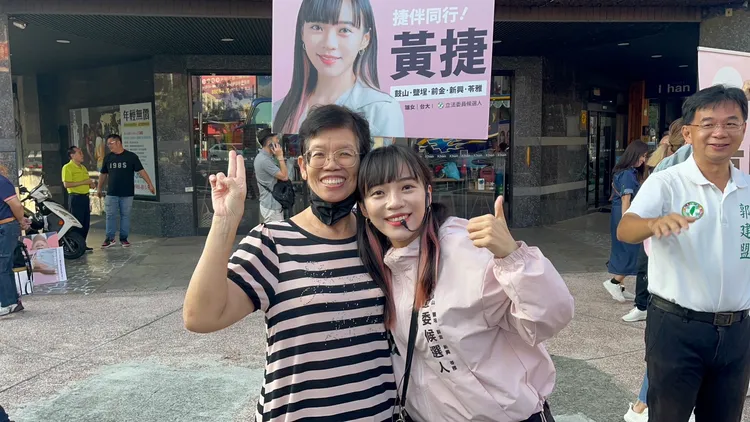 黃捷今日早上向上班民眾揮手致意。翻攝畫面