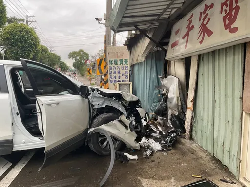 女駕駛疑失神轉不過彎 好糗!直直撞進路旁店家