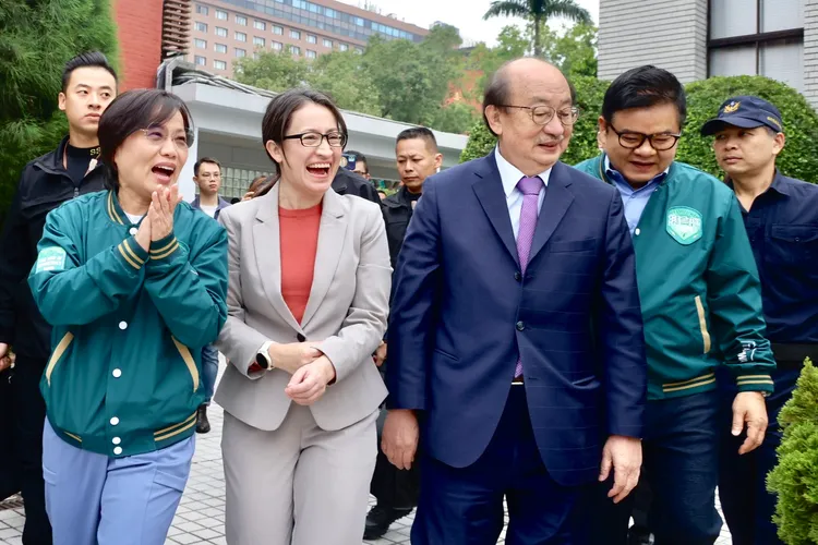 民進黨立法院黨團總召柯建銘、幹事長劉世芳與書記長莊瑞雄一起迎接蕭美琴。林林攝