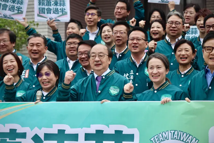 蕭美琴換上「戰服」與前同事們呼口號。林林攝