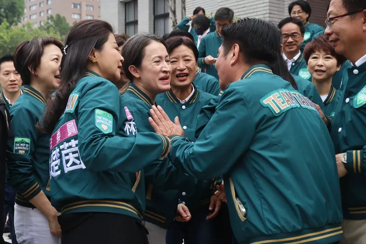 蕭美琴在民進黨團超人氣。林林攝