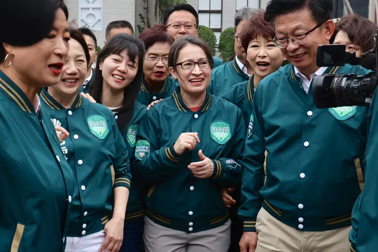 蕭美琴回娘家被綠委團團包圍。林林攝