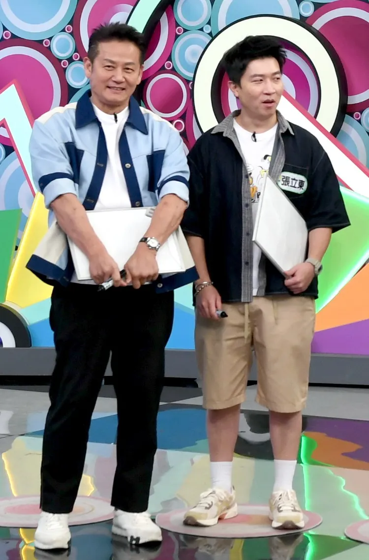 乃麟（左）開支票承諾要幫張立東辦婚禮。華視提供