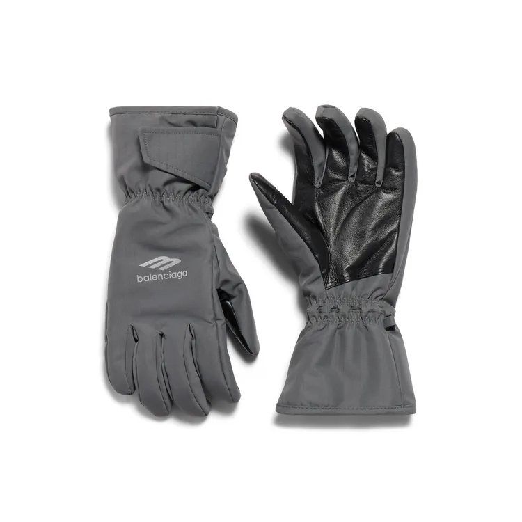 滑雪手套，1萬5200元。品牌提供