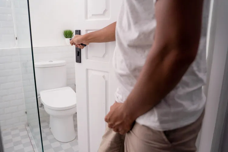 一名過來人大方分享自己的經驗談，她表示老公以前也有相同困擾，半夜常起床跑廁所。