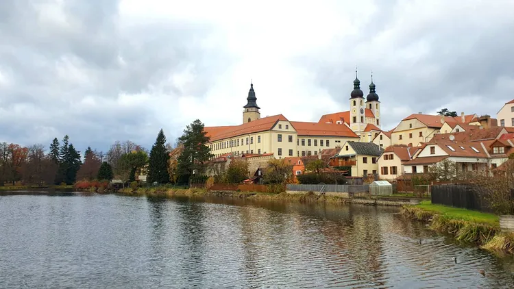 捷克特爾奇小鎮的水城堡。林芳如攝