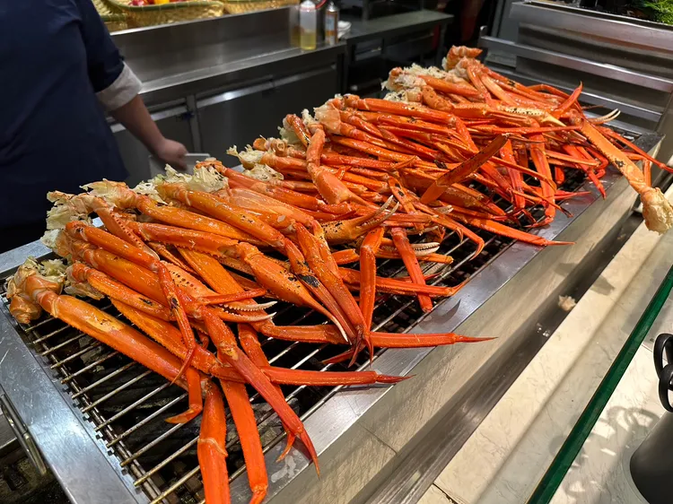 探索廚房有松葉蟹腳吃到飽。陳怡文攝