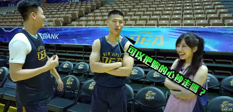 林秉聖笑說「可以把妳的心抄走嗎？」超直白的說法讓蔡尚樺相當驚訝。翻攝自T1 LEAGUE YT