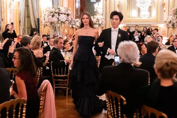 張藝謀兒子張壹男（右）擔任騎士。翻攝anne_arnold_makeup IG