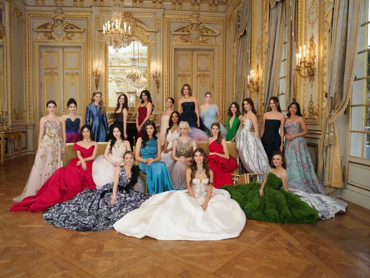 2023巴黎名媛舞會大合照。翻攝明星愛街拍微博