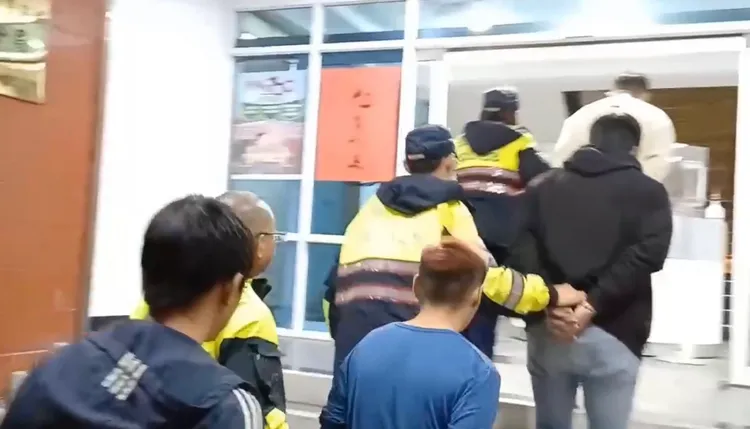 朱嫌等四人為了要回詐騙贓款，竟綁人凌虐、逼簽本票。翻攝畫面