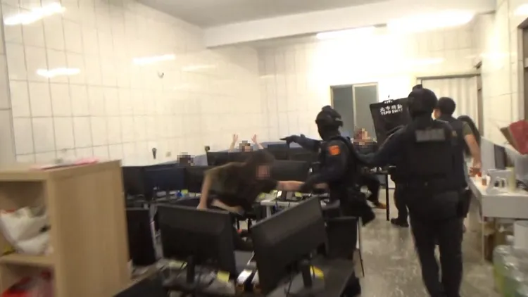 警方攻堅逮人。民眾提供