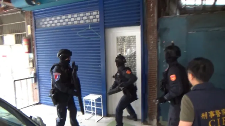 警方針對玖天娛樂城多個據點攻堅。民眾提供